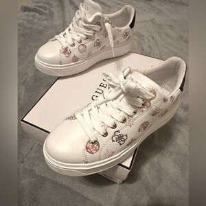 Guess woman sneakers, worm twice like new